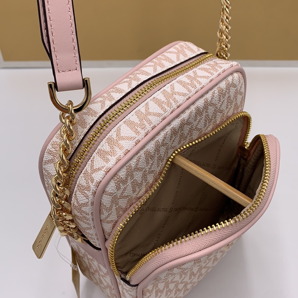 MICHAEL KORS
Jet Set Travel Md Signature Logo Crossbody
OPTIC WHITE/RS GOLD
NWT - Picture 11 of 16